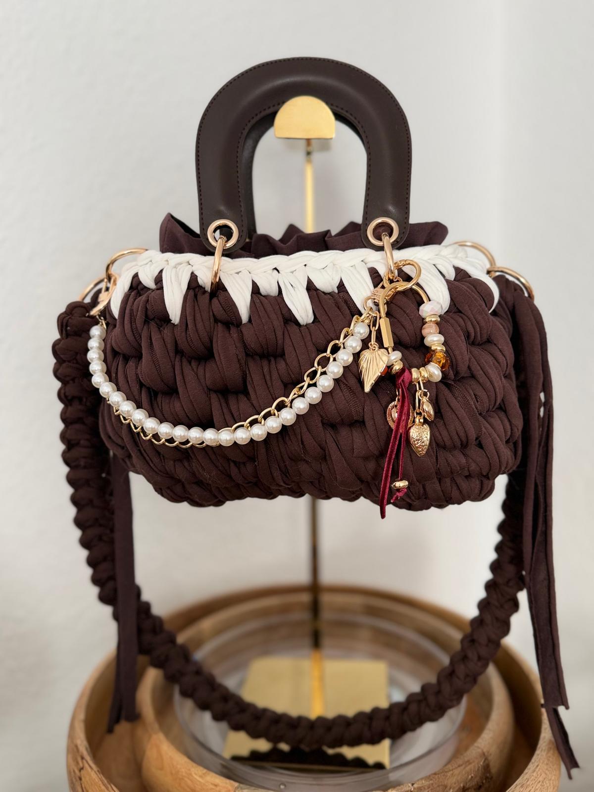 Schokoladenbraune Duduhook Tasche mit cremefarbenem Rand und Perlenkette