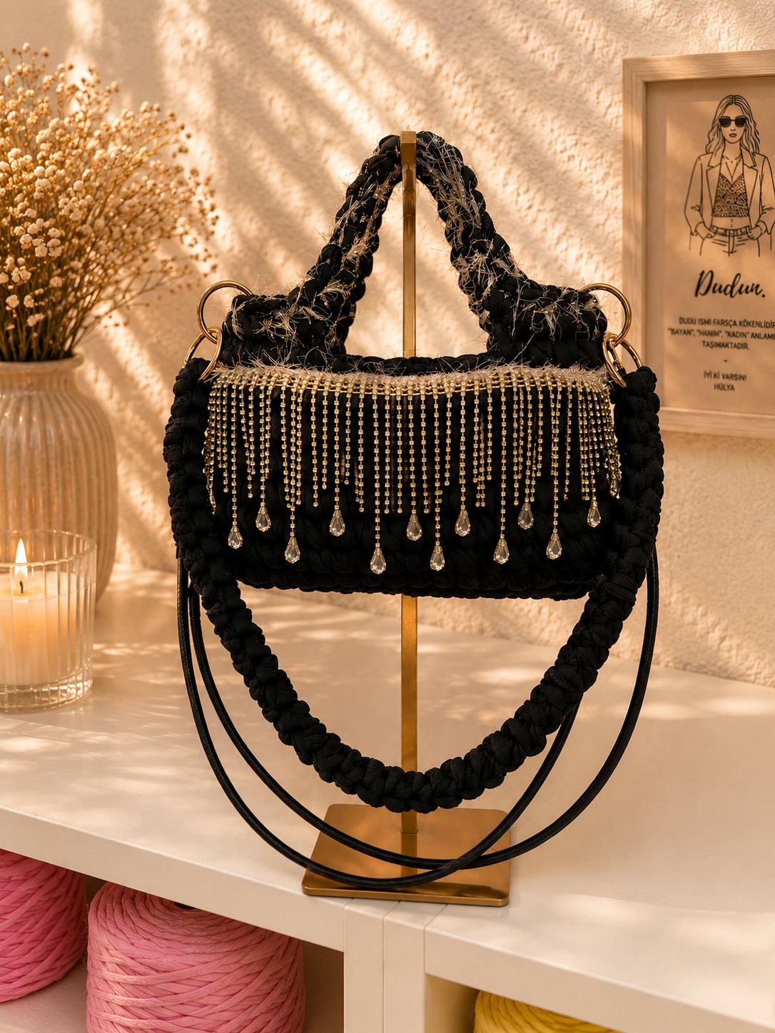 Schwarze handgemachte Duduhook Tasche mit goldenen Fransen und Kristalltropfen