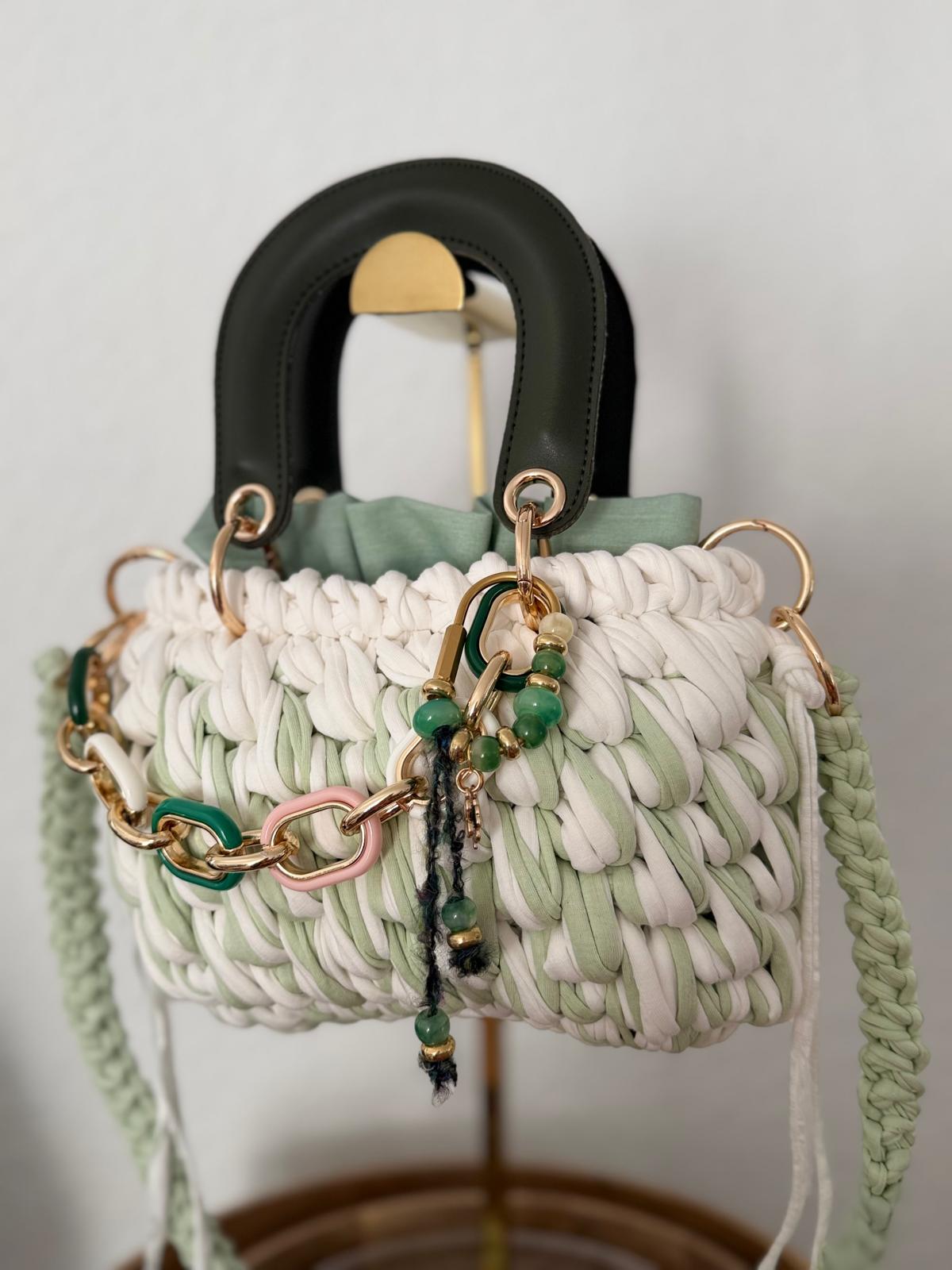Mint-weiße Duduhook Tasche mit schwarzem Henkel und farbiger Kette