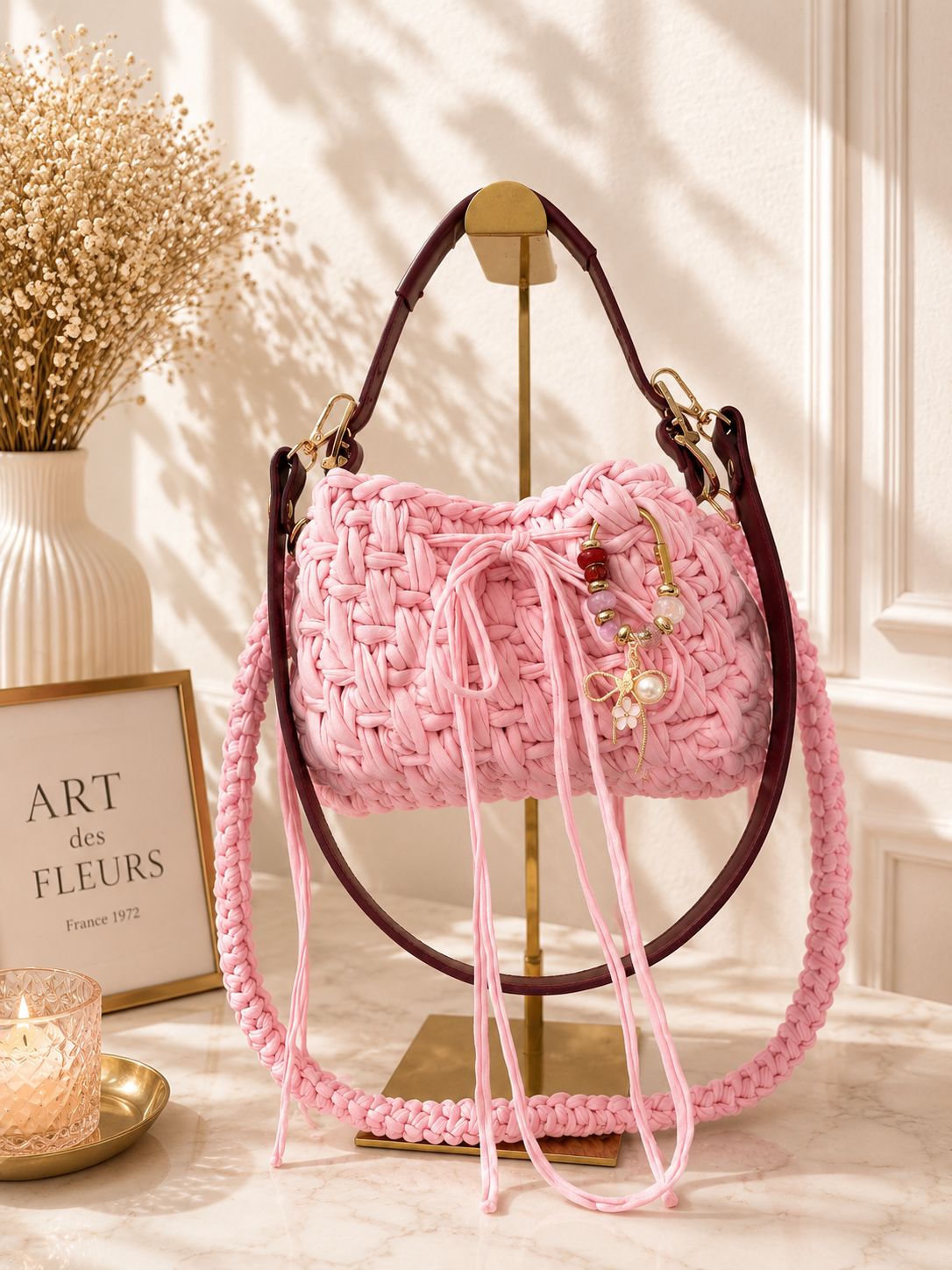 Rosa handgemachte Duduhook Tasche mit bordeauxfarbenem Riemen und Schleifen-Charm
