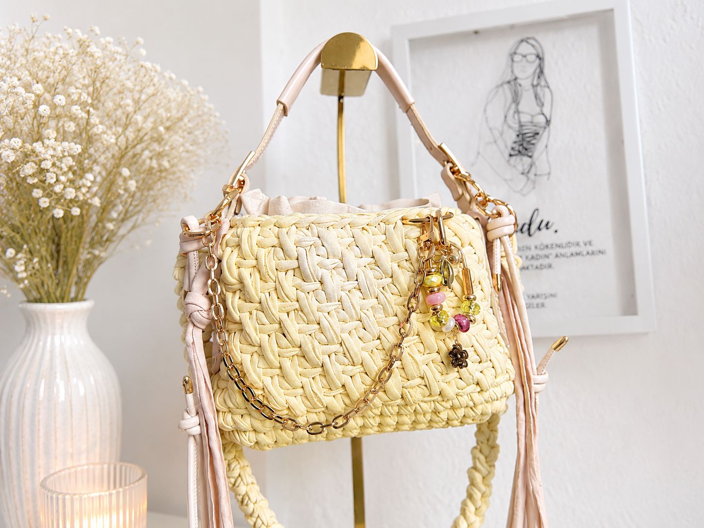Cremegelbe handgemachte Duduhook Tasche mit goldener Kette, hellen Fransen und bunten Charms